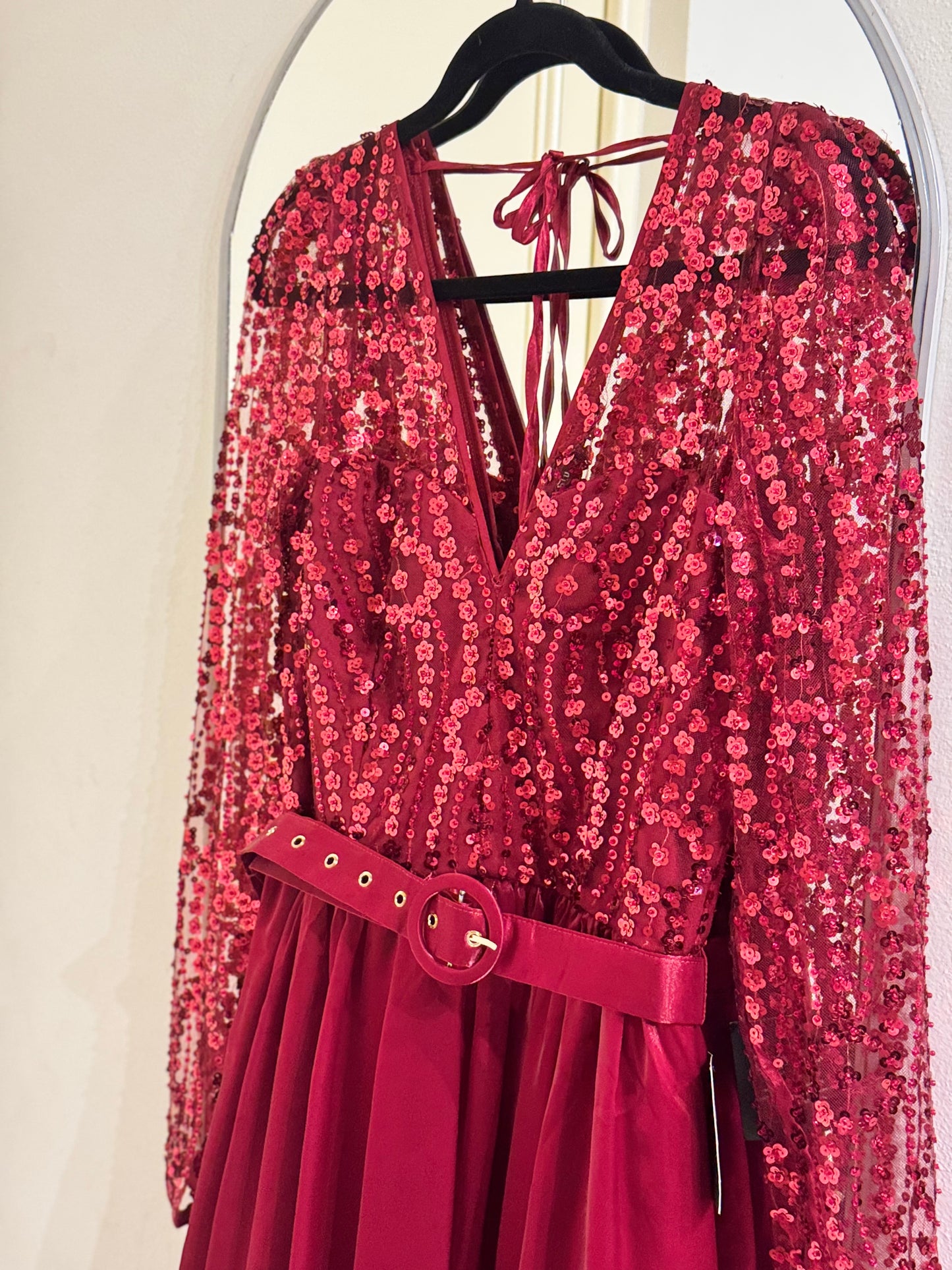 Vestido vino cinturón manga larga