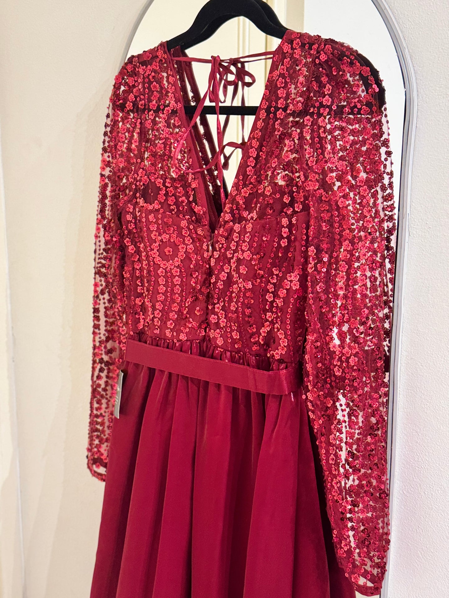 Vestido vino cinturón manga larga