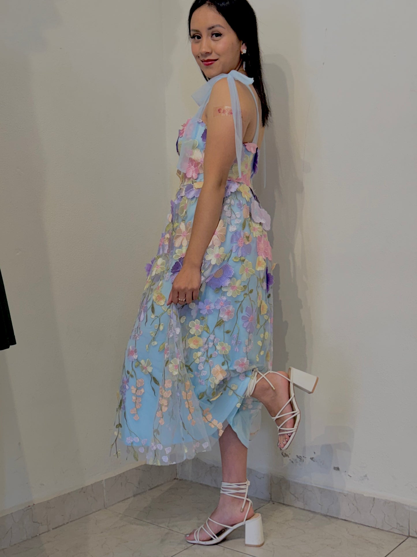 Vestido azul cielo floreado