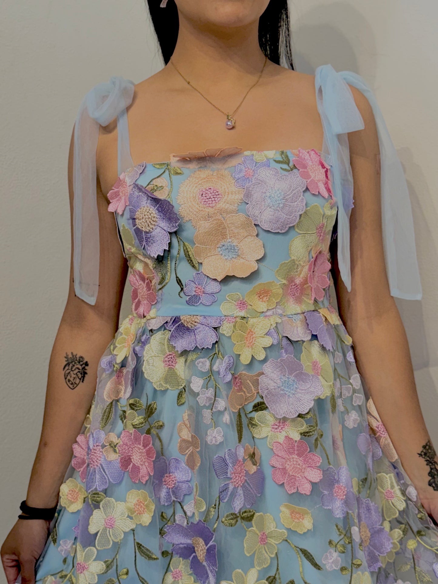 Vestido azul cielo floreado