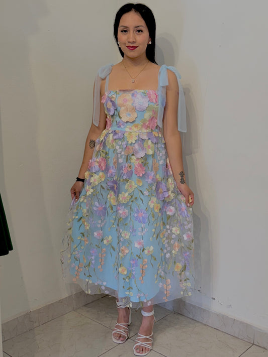 Vestido azul cielo floreado